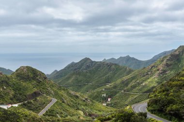 Mart ayında İspanya 'nın Tenerife kentinde Anaga Milli Parkı' nda yılan yolu manzaralı dağlar görülüyor.