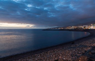Tenerife 'nin güney tatil beldelerine gece manzarası