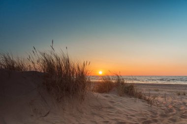 Letonya 'da Baltık sahillerinde gün batımı