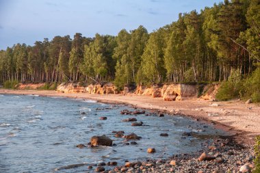Gün batımında Letonya 'nın Baltık kıyılarındaki Veczemju uçurumları. Uzun pozlu fotoğrafçılık.