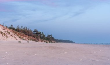 Yaz ortası, gün batımından sonra Letonya, Bernati 'deki Baltık deniz plajında.