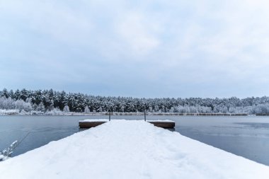 Karla kaplı ahşap iskeleden Letonya, Kekava Belediyesi 'nde bulunan 