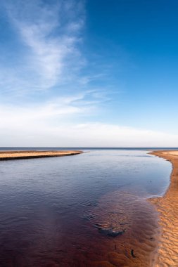 Güneşli bir Mart gününde nehir ağzı.