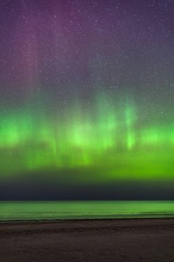 Aurora Borealis, Mart ayında Letonya 'daki Baltık Denizi plajında kuzey ışıkları
