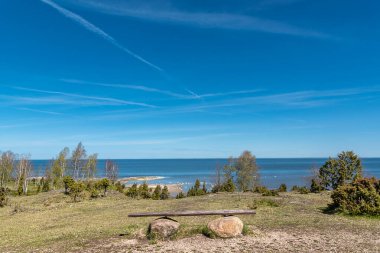 Güneşli bahar gününde Estonya 'nın Muhu adasındaki Ugu uçurumundan Baltık Denizi manzarası
