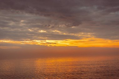 Baltık Denizi yaz aylarında gün batımında ardı ardına sisle kaplıydı.