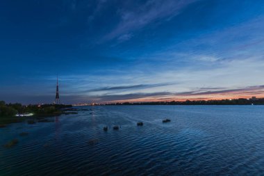 Televizyon kulesi, Daugava nehri ve Noctilucent bulutlarıyla Riga panoraması Temmuz gecesi güneş doğmadan önce
