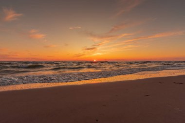 Letonya 'nın Ventspils şehrinde yaz aylarında baltık denizinde gün batımı