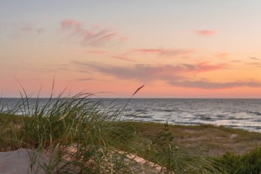 Yaz akşamları gün batımından sonra Baltık sahillerinde