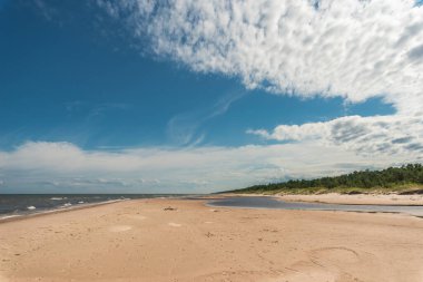 Sikrags, Letonya 'da Kikans nehri ve Baltık denizi güneşli yaz günlerinde