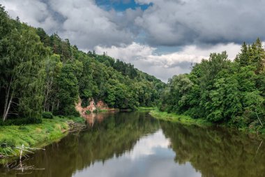 Letonya 'nın Sigulda kentindeki Gauja nehri üzerindeki kırmızı kumtaşı 