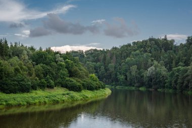 Sigulda, Letonya 'daki Gauja Nehri yağmurlu bir temmuz gününde