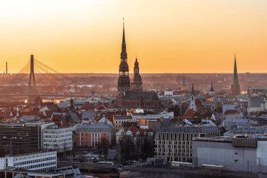 Riga, Letonya - 24 Mart 2022: Baharda gün batımında yukarıdan yaşlı Riga 'ya bakın