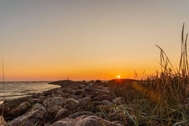 Baltık Denizi 'nde Günbatımı Kuivizi Pierin Salacgriva, Letonya