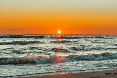 Yazın baltık denizinde gün batımı