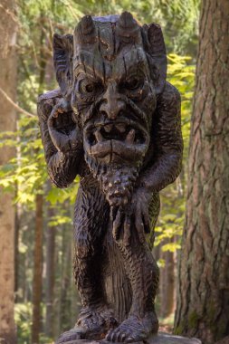 Kulaklıklar yerine yanlış rofon ve kasımpatı çiçekli el kulaklığı, düzlük sürrealist fotoğrafçılık..