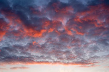 Ekim dramatik gün batımı bulutlu gökyüzü