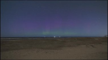 Bahar ayında Letonya 'da Baltık Denizi sahilinde zayıf Aurora Borealis
