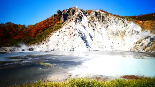 Sonbahar mevsiminde güzel şelale