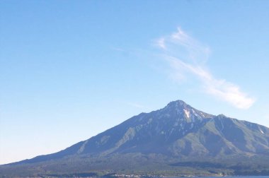 Güzel Rishiri Adası, Hokkaido 'da uzak bir ada.