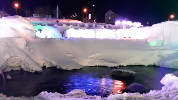 Shikotsu Gölü Buz Festivali 2025 yılında düzenlendi.