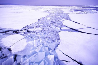 Kışın nehirde buz