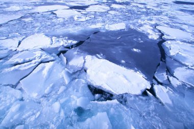 Akşamları İzlanda 'daki Jokulsarlon Buzul Gölü' nde buzdağları