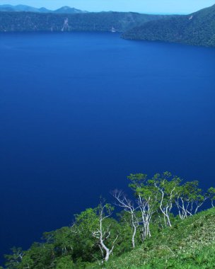 Hokkaido 'daki Mashu Gölü' nün muhteşem manzarası.