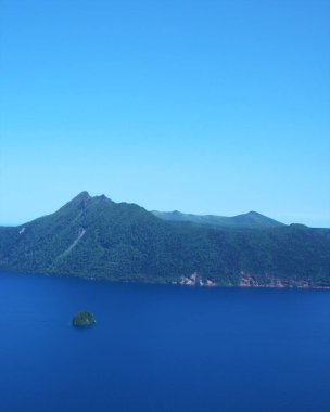 Hokkaido 'daki Mashu Gölü' nün muhteşem manzarası.