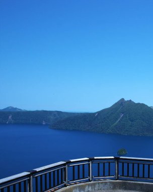 Hokkaido 'daki Mashu Gölü' nün muhteşem manzarası.