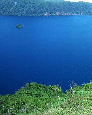 Hokkaido 'daki Mashu Gölü' nün muhteşem manzarası.