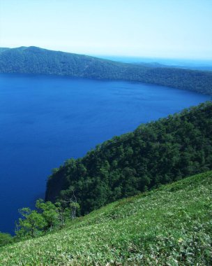 Hokkaido 'daki Mashu Gölü' nün muhteşem manzarası.