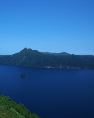 Hokkaido 'daki Mashu Gölü' nün muhteşem manzarası.