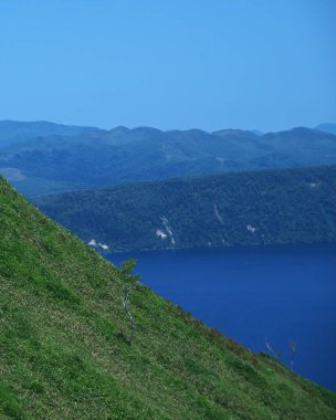 Hokkaido 'daki Mashu Gölü' nün muhteşem manzarası.