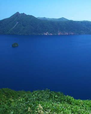 Hokkaido 'daki Mashu Gölü' nün muhteşem manzarası.