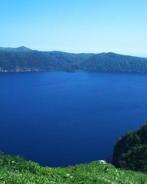 Hokkaido 'daki Mashu Gölü' nün muhteşem manzarası.