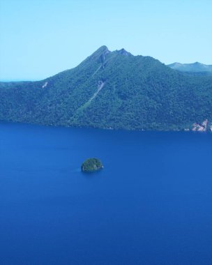 Hokkaido 'daki Mashu Gölü' nün muhteşem manzarası.