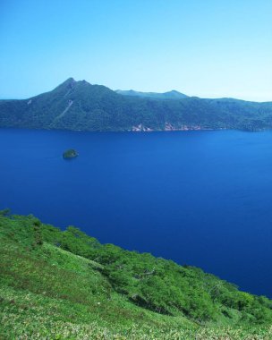 Hokkaido 'daki Mashu Gölü' nün muhteşem manzarası.