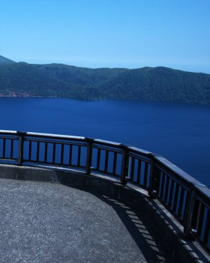 Hokkaido 'daki Mashu Gölü' nün muhteşem manzarası.