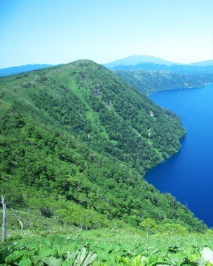 Hokkaido 'daki Mashu Gölü' nün muhteşem manzarası.
