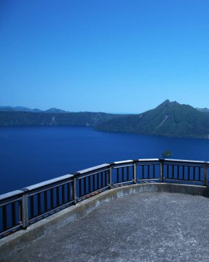 Hokkaido 'daki Mashu Gölü' nün muhteşem manzarası.
