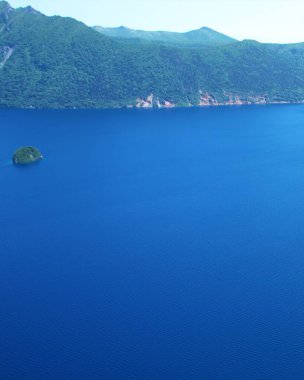 Hokkaido 'daki Mashu Gölü' nün muhteşem manzarası.
