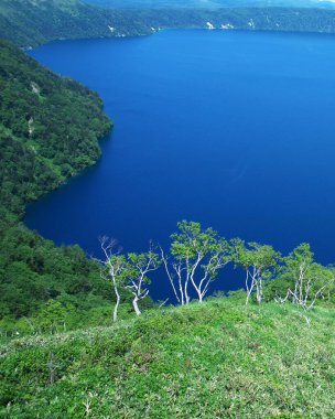 Hokkaido 'daki Mashu Gölü' nün muhteşem manzarası.
