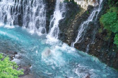 Shirahige Şelalesi Shirogane Onsen 'den akıyor.