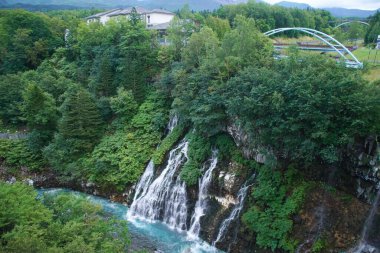 Shirahige Şelalesi Shirogane Onsen 'den akıyor.