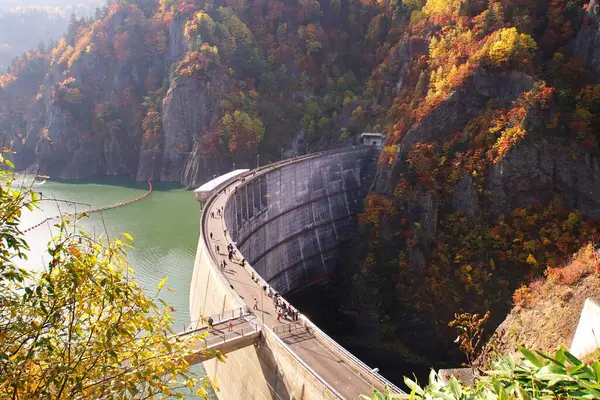 Sonbaharın sonunda güzel Hoheikyo Barajı