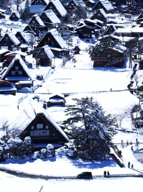 Shirakawa-go 'nun yoğun kar bölgesinin muhteşem manzarası.