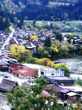 Shirakawa-go 'nun yoğun kar bölgesinin muhteşem manzarası.