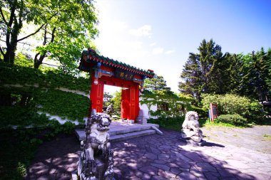 Mavi gökyüzüyle yıkanmış ferahlatıcı bir Çin bahçesi.