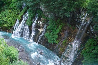 Shirogane Onsen 'deki Shirahige Şelalesi' nin muhteşem manzarası.,